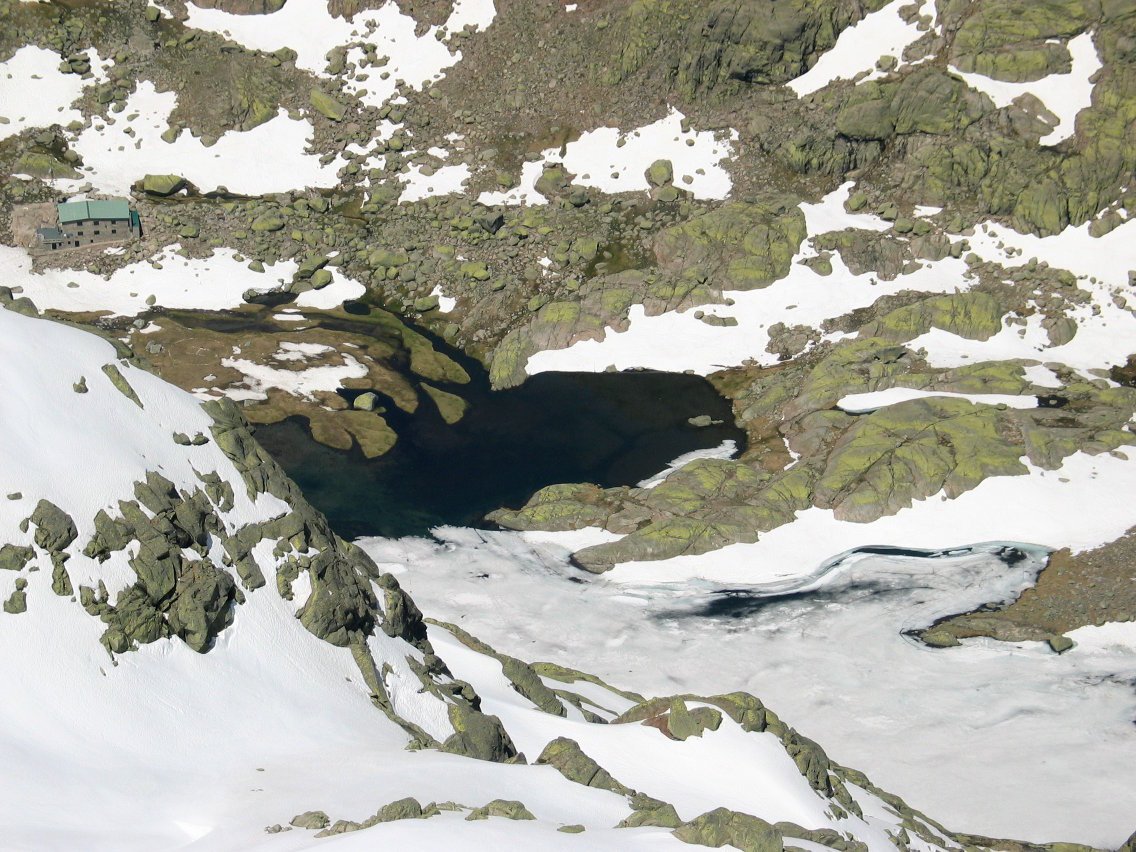Laguna Grande aintzira eta Elola aterpea Morezonen bizkarretik
