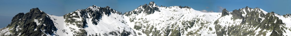 Almanzor eta inguruko gailurrak Morezon aldetik ikusita