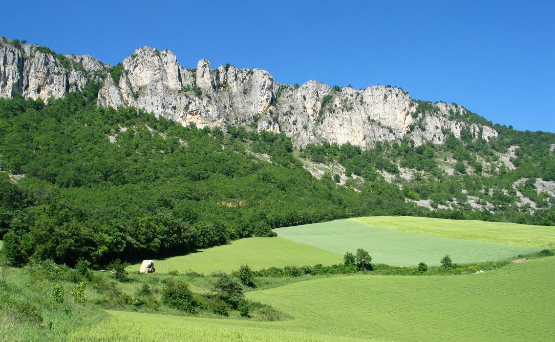 Ulibarri aldeko bidea amildegiaren oinetik igotzen da San Cristobal ermitara