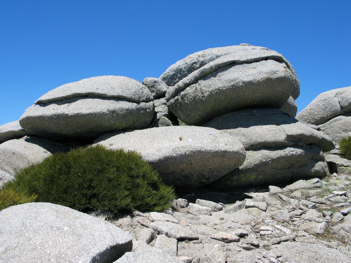 Oso bide entretenigarria da, inguruko harrien itxura harrigarriarengatik