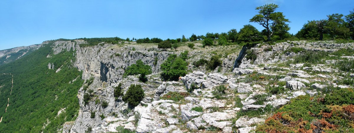 Lana aldeko amildegiaren ertzean
