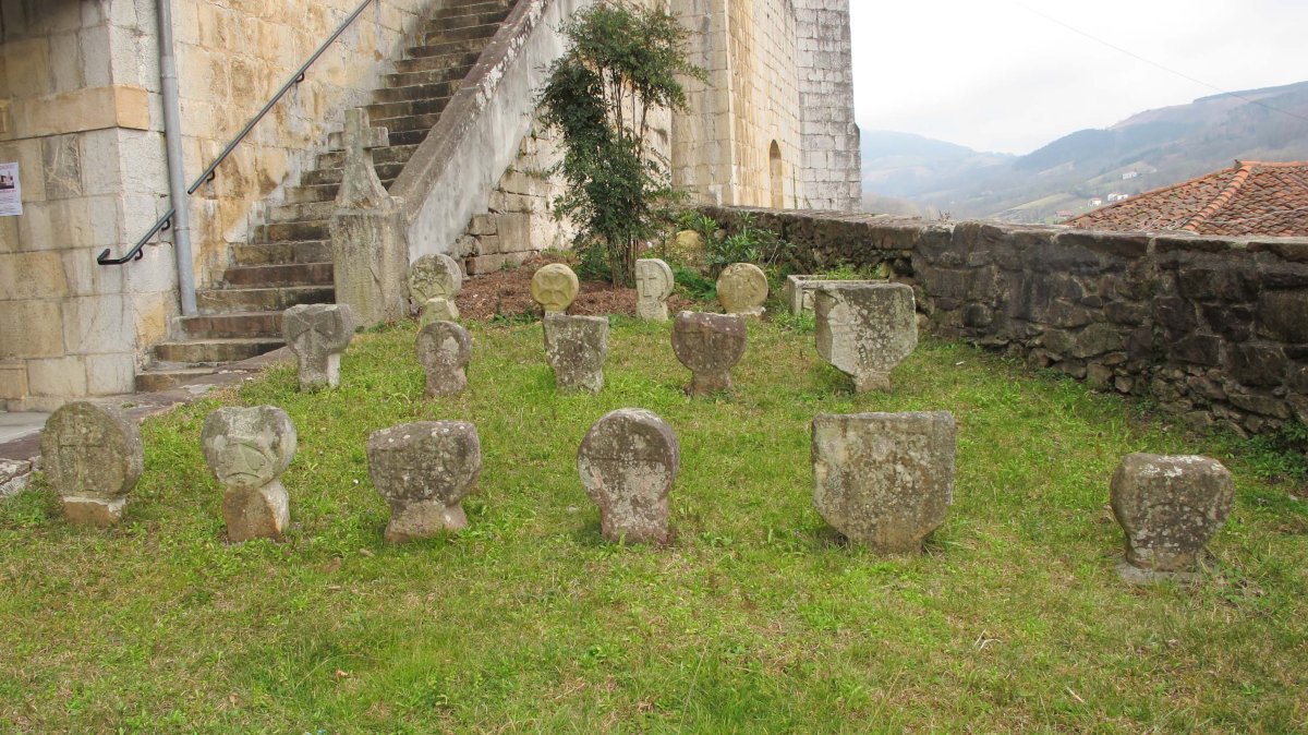 Hilarriak eliz atarian