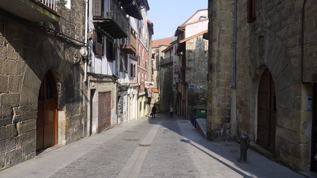 Bi dorretxeen sarreran aurrez aurre.