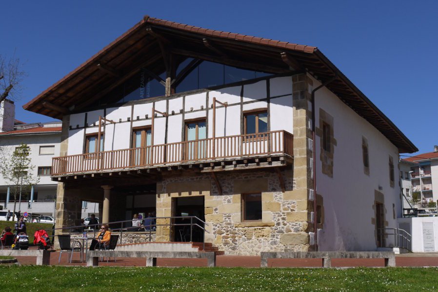 Artzabal baserria, orain zaharren egoitza