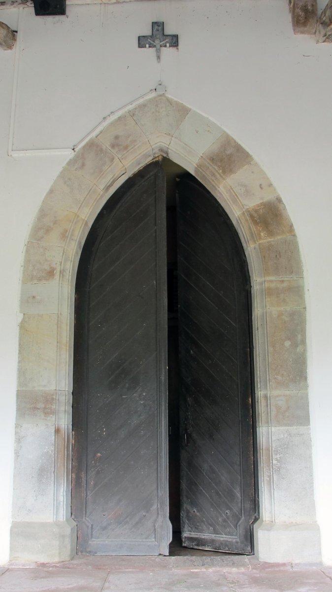 Notre Dame eliza, sarrerako atea