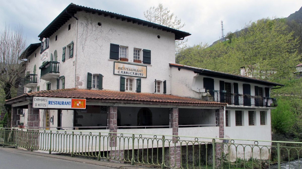 Ezterenzubi, albergea