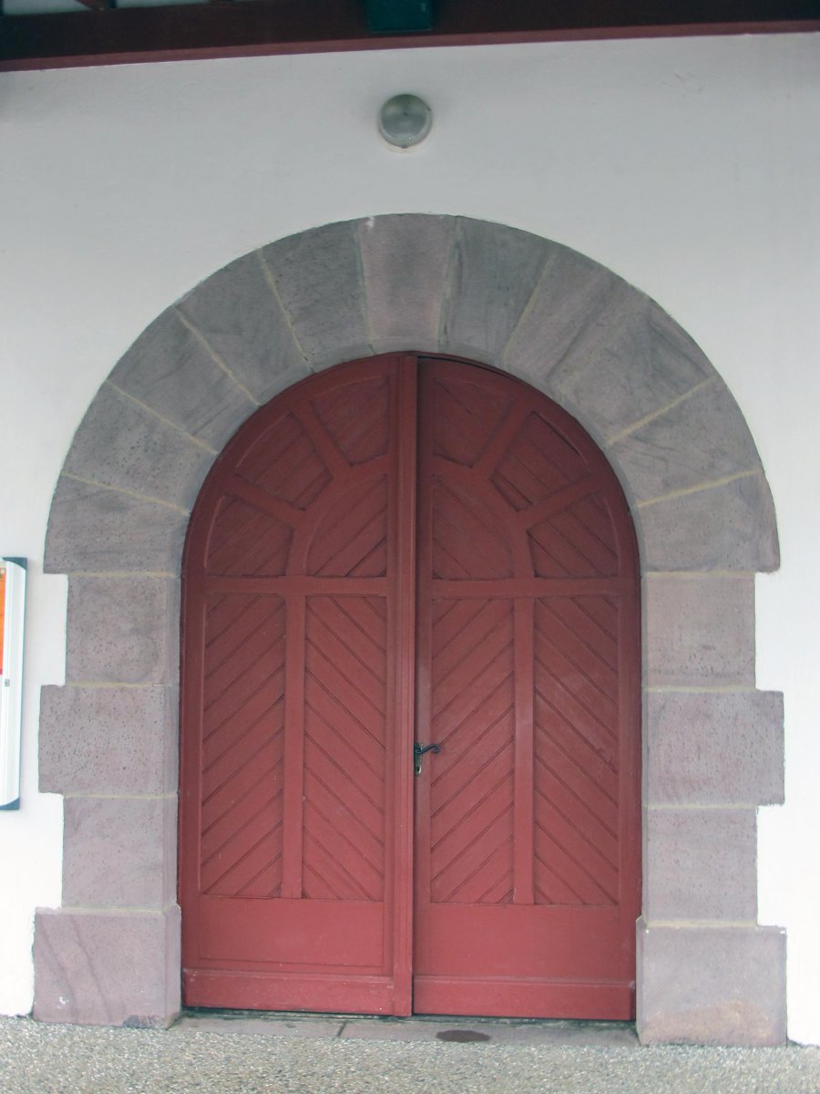 San Bizente eliza, sarrerako atea