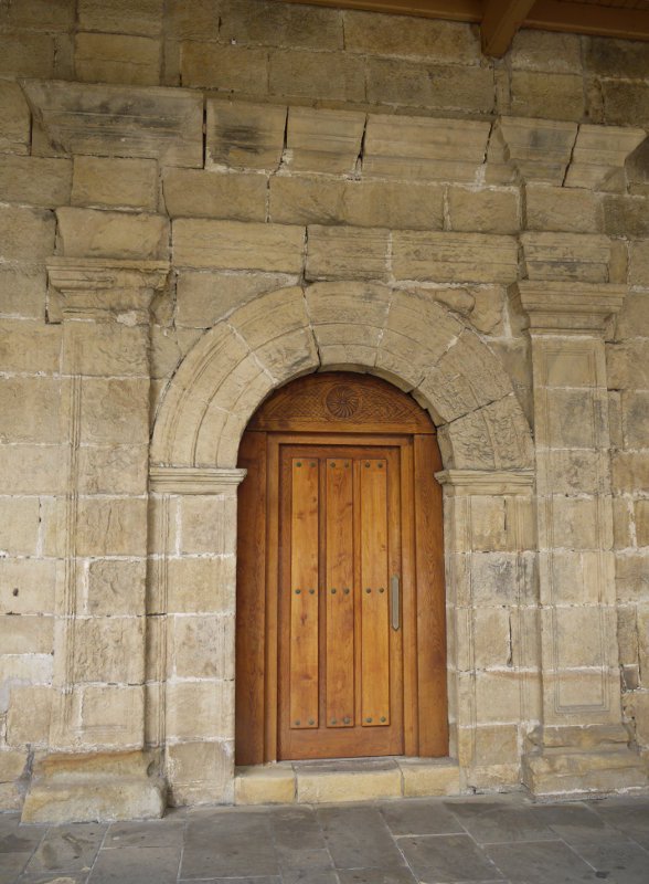 Sarreraren aldameneko atea