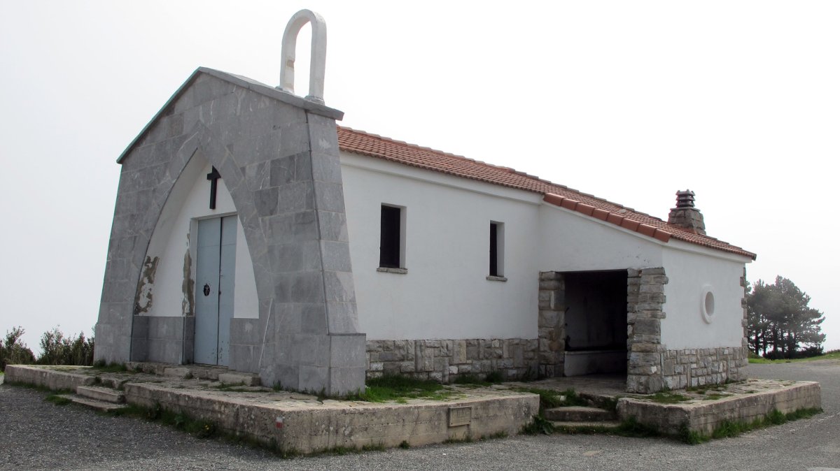Santa Krutz ermita Erreniega mendian