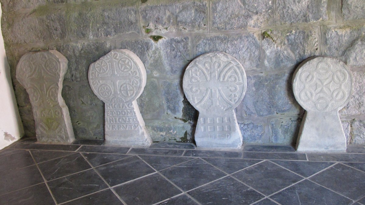 Hilarriak elizaren arkupean