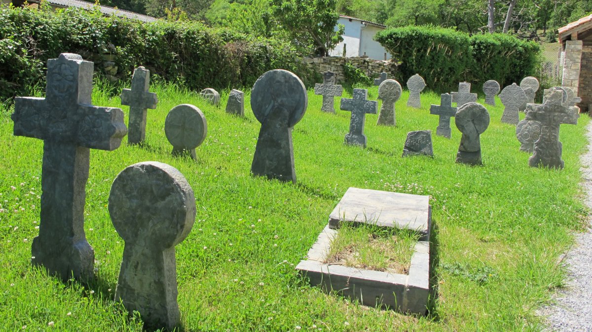 San Ciprian ermita Askonbegin, hilarriak aldamenean