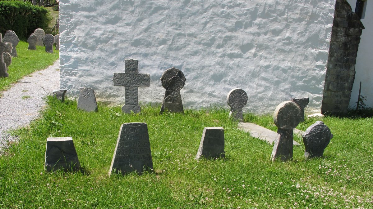 San Ciprian ermita Askonbegin, hilarriak aldamenean