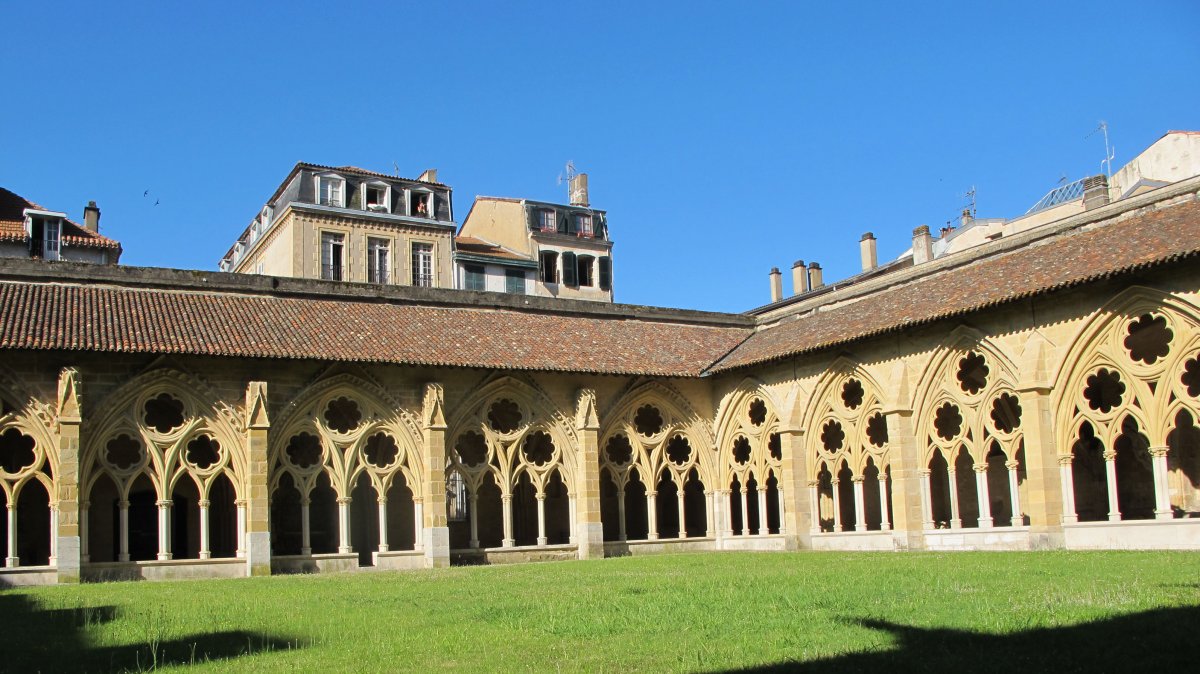 Santa Maria katedrala, klaustroa