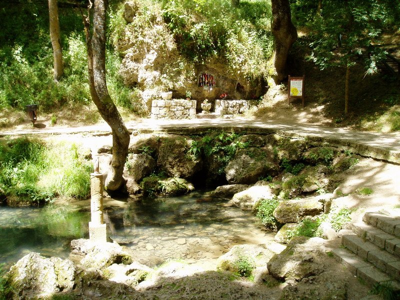 Hementxe jaiotzen da Ebro ibaia