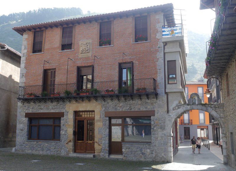 Iraeta etxea eta Eztiola kaleko arkua