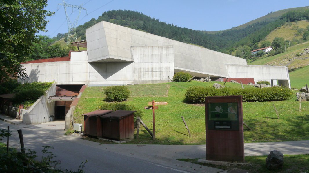 Ekainberri, Ekain kobaren errepika jasotzen duen eraikina, Zestoa