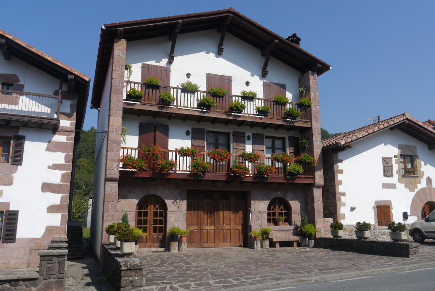 Etxea, Oronoz-Mugairi