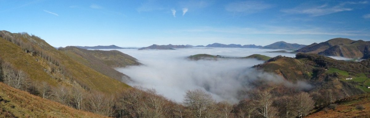 Baztan gaineko lainoa Lantzibiko bidetik