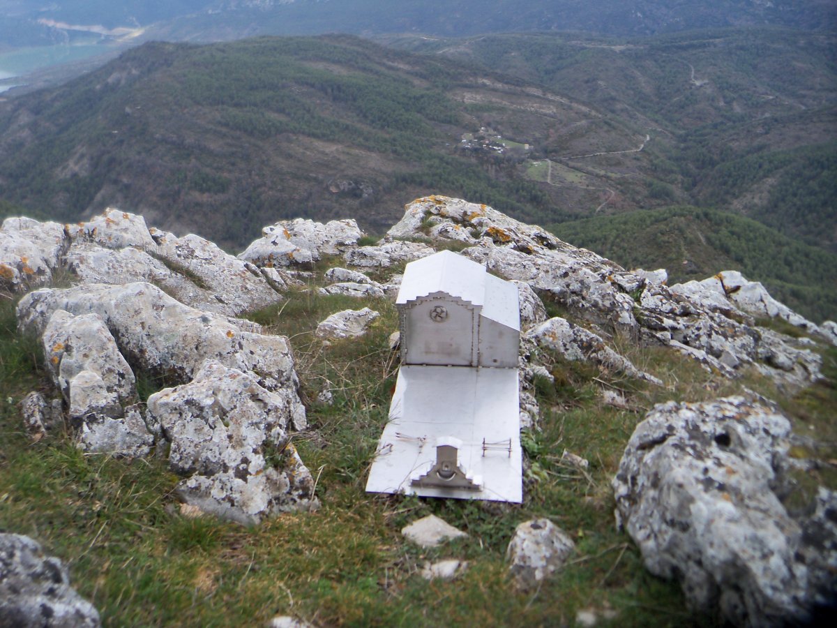 Artxuba ondoko haitzean dagoen buzoia