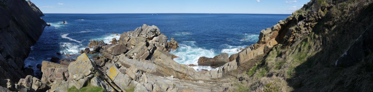 Tarteka bidezidorra itsasertzeraino jaisten da