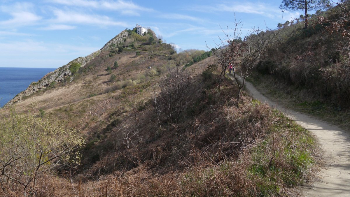 Faro de la Plata Talaia bidetik
