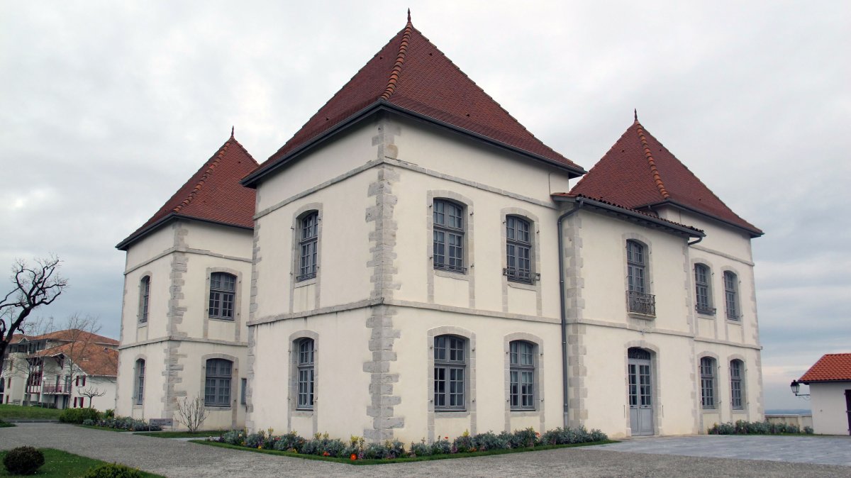 Agerria jauregia (Udaletxea), Mugerre