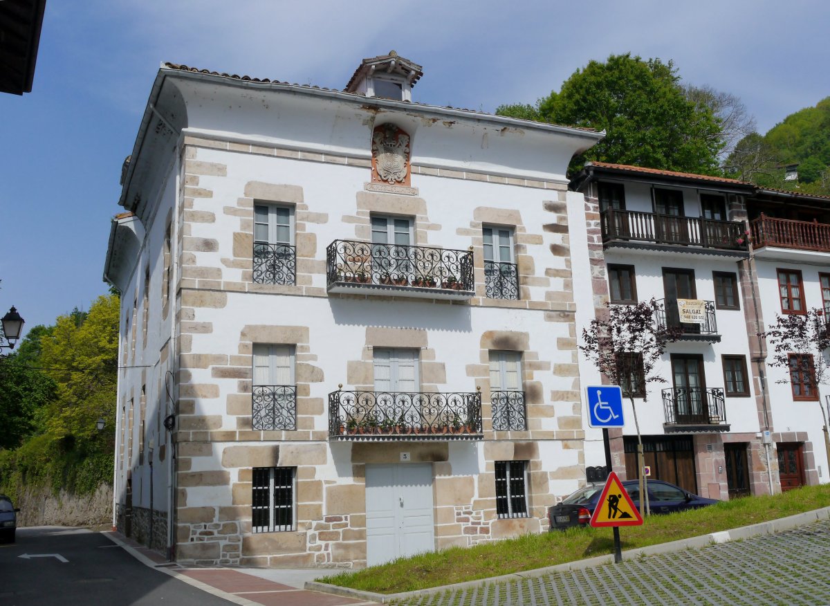 Larunbe jauregia, Bera