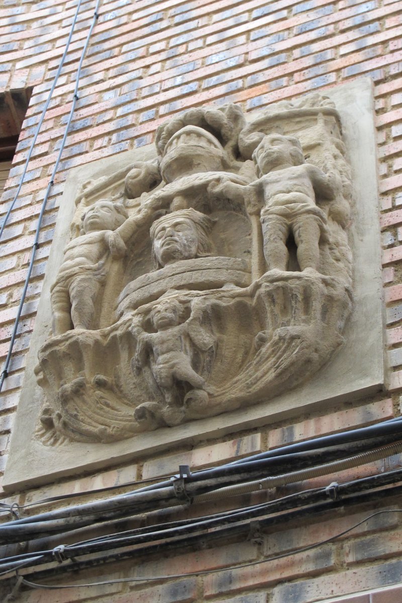 Etxe bateko armarria, Faltzes