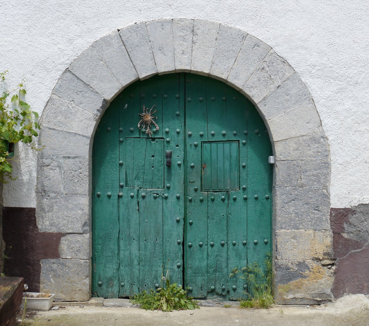 Sarrerako atea, elizaren aldameneko etxearena, Arribe