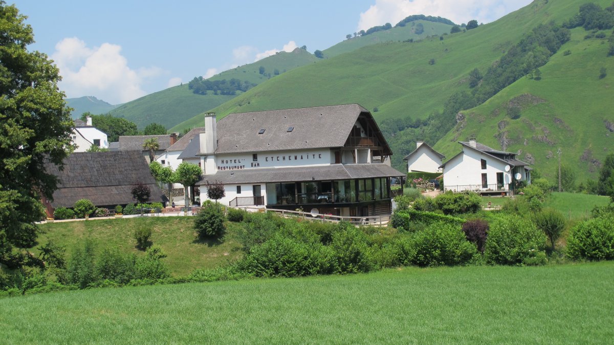 Etxemaite hotela, Larraine