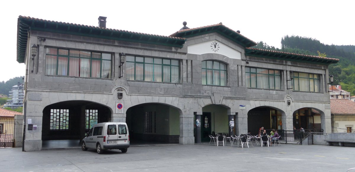 Zerbitzuetako eraikina Beheko Plazan, Mutriku