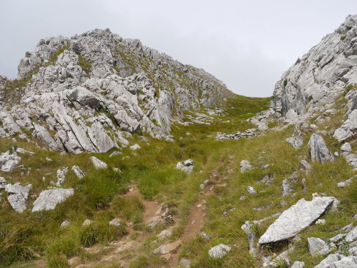Bidea gainaldeko korridorera iristen den unea