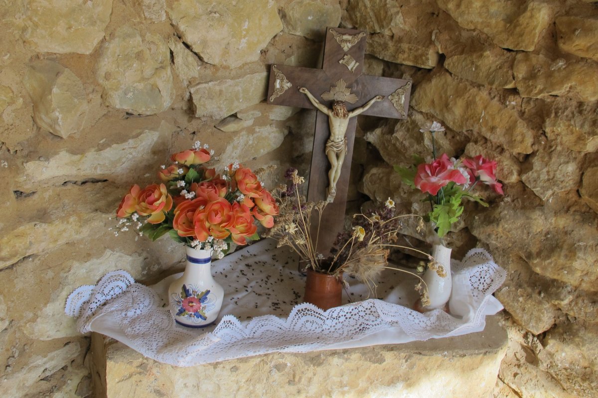 San Victor ermita, Obekuri