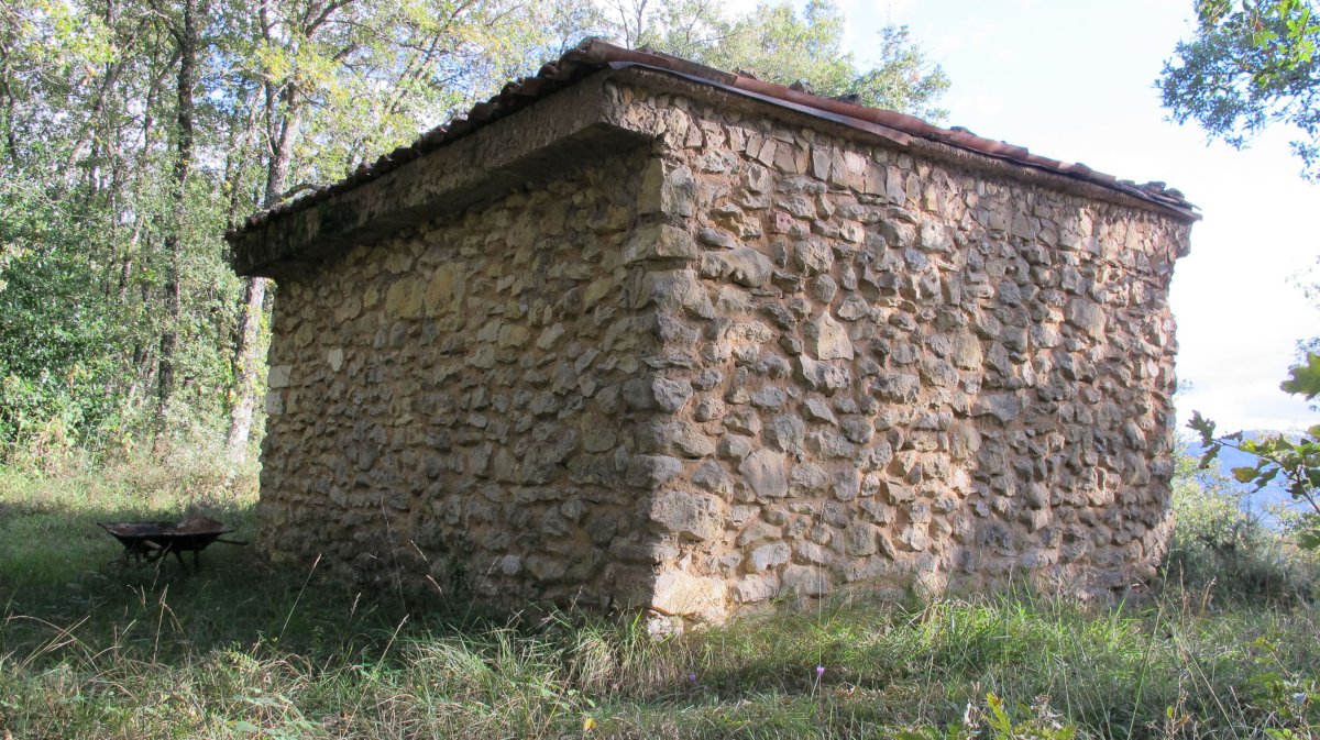 San Victor ermita, Obekuri