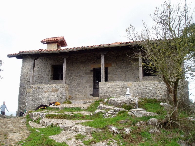 San Pedro ermita, Atxarreko tontorrean