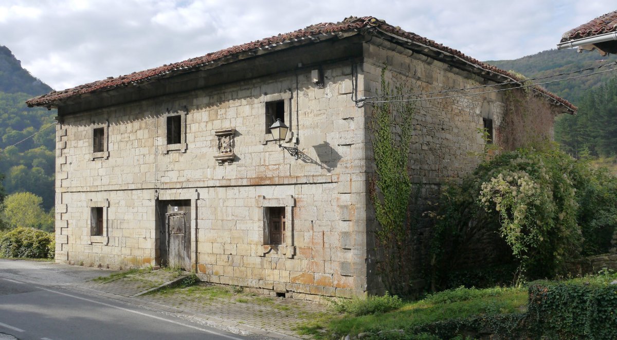 Juanesenea jauregia, Latasa