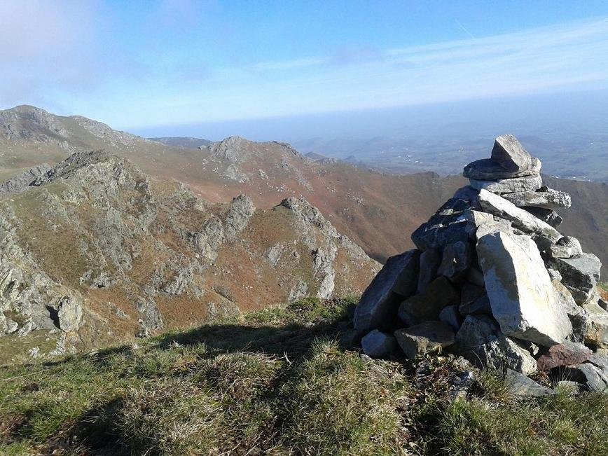 Ekialdeko pareta, tontorretik. Baigura urrunago