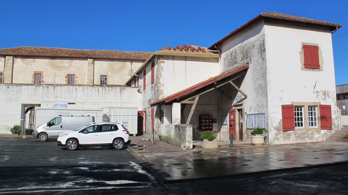 Komentu Xaharra, Ziburu