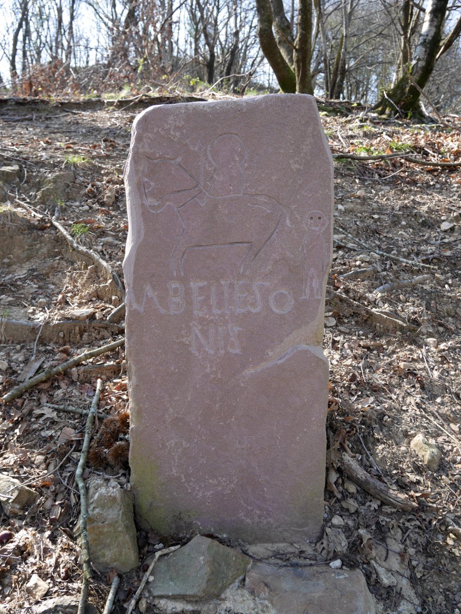 Andrelorriagako harria, Beloaga gaztelutik gertu dago