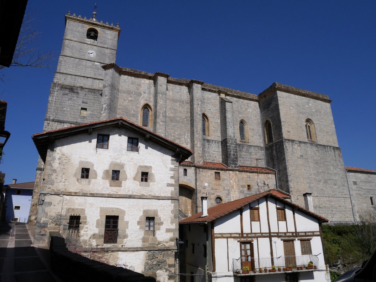 San Esteban eliza, Aia