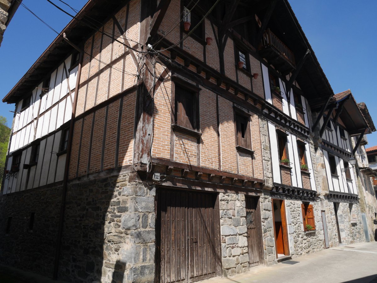 Etxegorri, Txabalkoenea eta Mertxenea etxeak, Goizueta