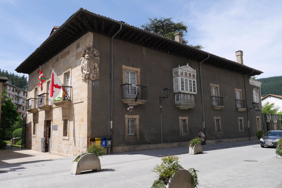 Arratabe jauregia, Aretxabaletako udaletxea