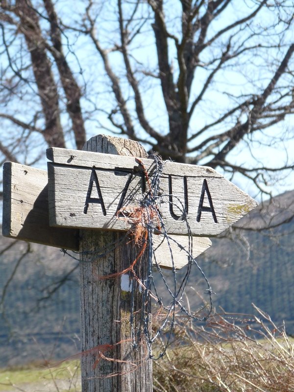Azkuaren Etxelarko bideko kartelak