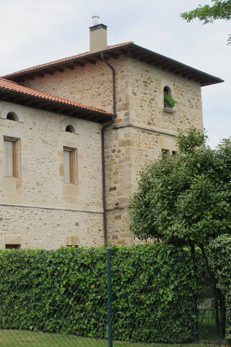 Iturrate jauregia, Sarria