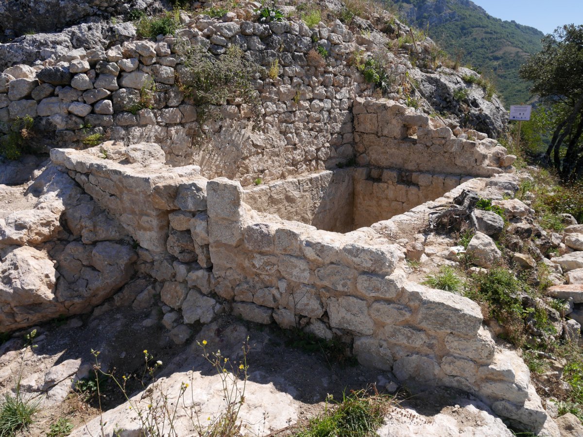 Aixita, gazteluaren hondakinak