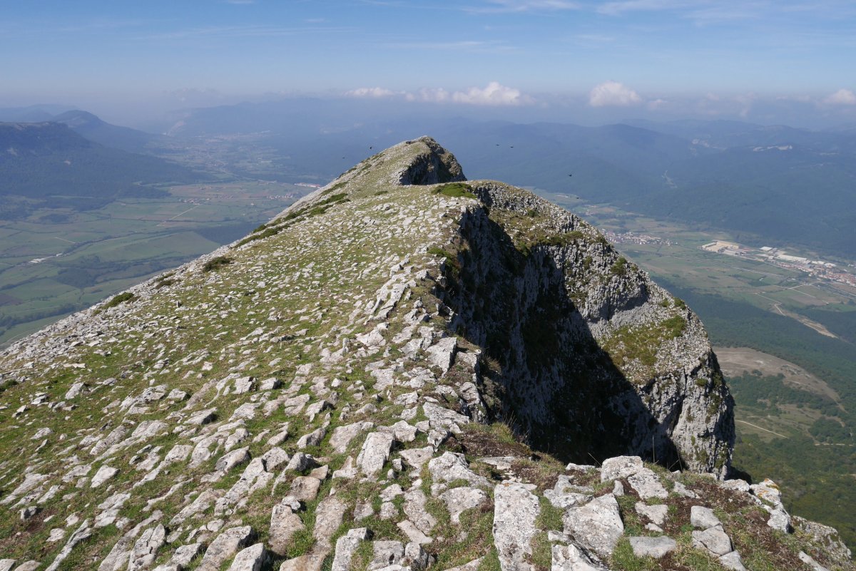 Ihurbain gainera gerturatzen Ekialdetik