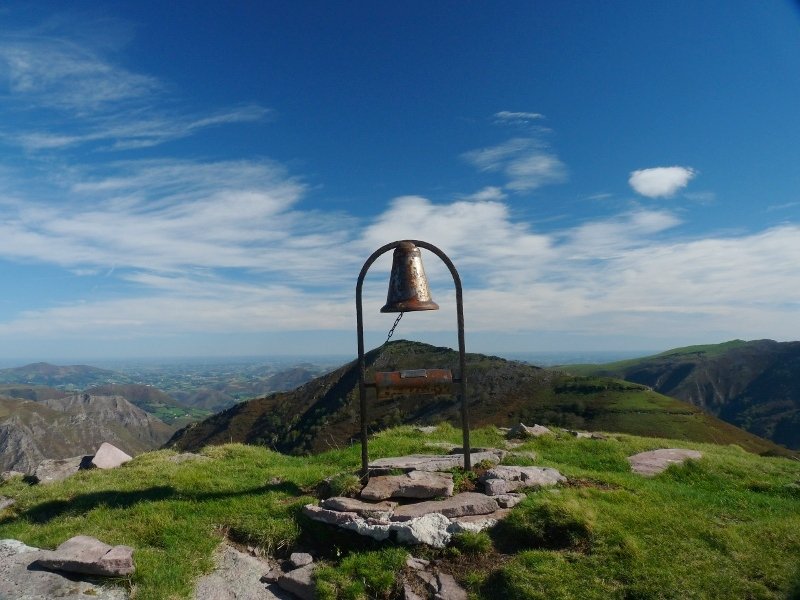 Akomendiko txartelontzia