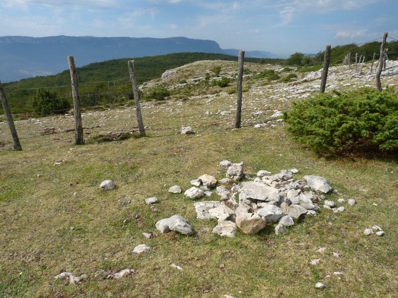 Larrazpilgo 1047mko kota, puntu geodesikoarekin