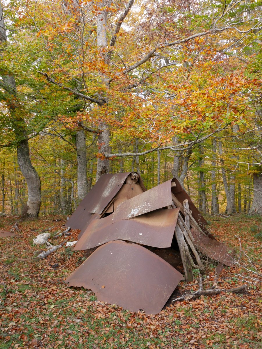 Artzainen etxolak, txapaz eginak, GR20 bidearen bazterrean