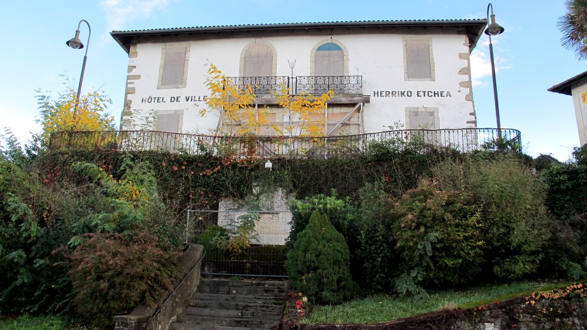 Gaztelondoa (Udaletxe zaharra) jauregia, Uztaritze